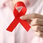 Fita vermelha simbolizando campanha contra HIV/AIDS