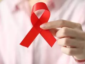 Fita vermelha simbolizando campanha contra HIV/AIDS