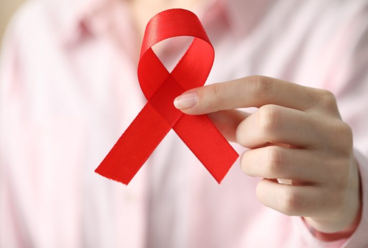 Fita vermelha simbolizando campanha contra HIV/AIDS