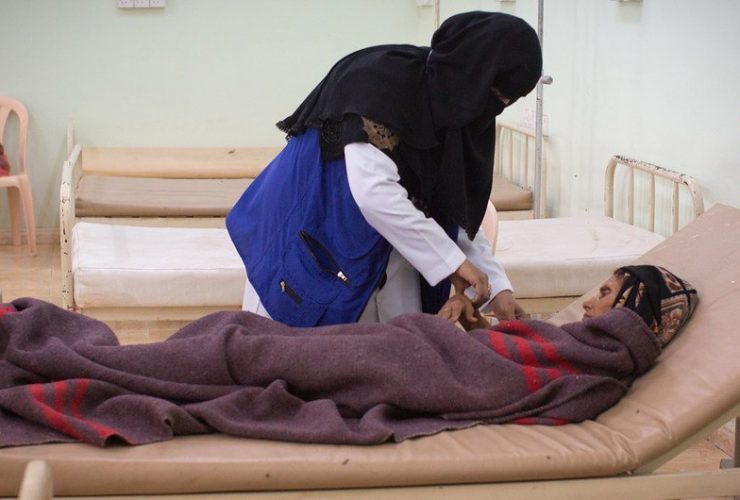 Um paciente de cólera recebendo tratamento em um hospital em Aden | Foto de Matteo Minasi para OCHA