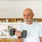 Homem musculoso, fitness. Por bnenin