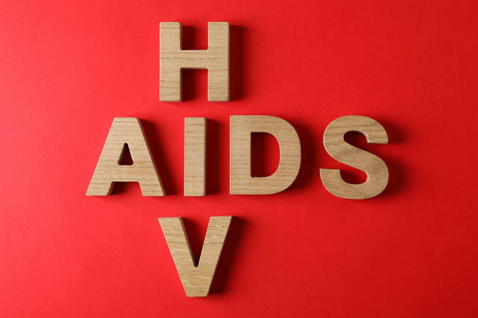 Palavras AIDS e HIV em fundo vermelho, espaço para texto Por AtlasComposer