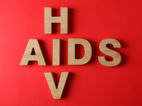 Palavras AIDS e HIV em fundo vermelho, espaço para texto Por AtlasComposer