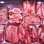 Muita carne vermelha e crua em um supermercado de carne Por fxquadro