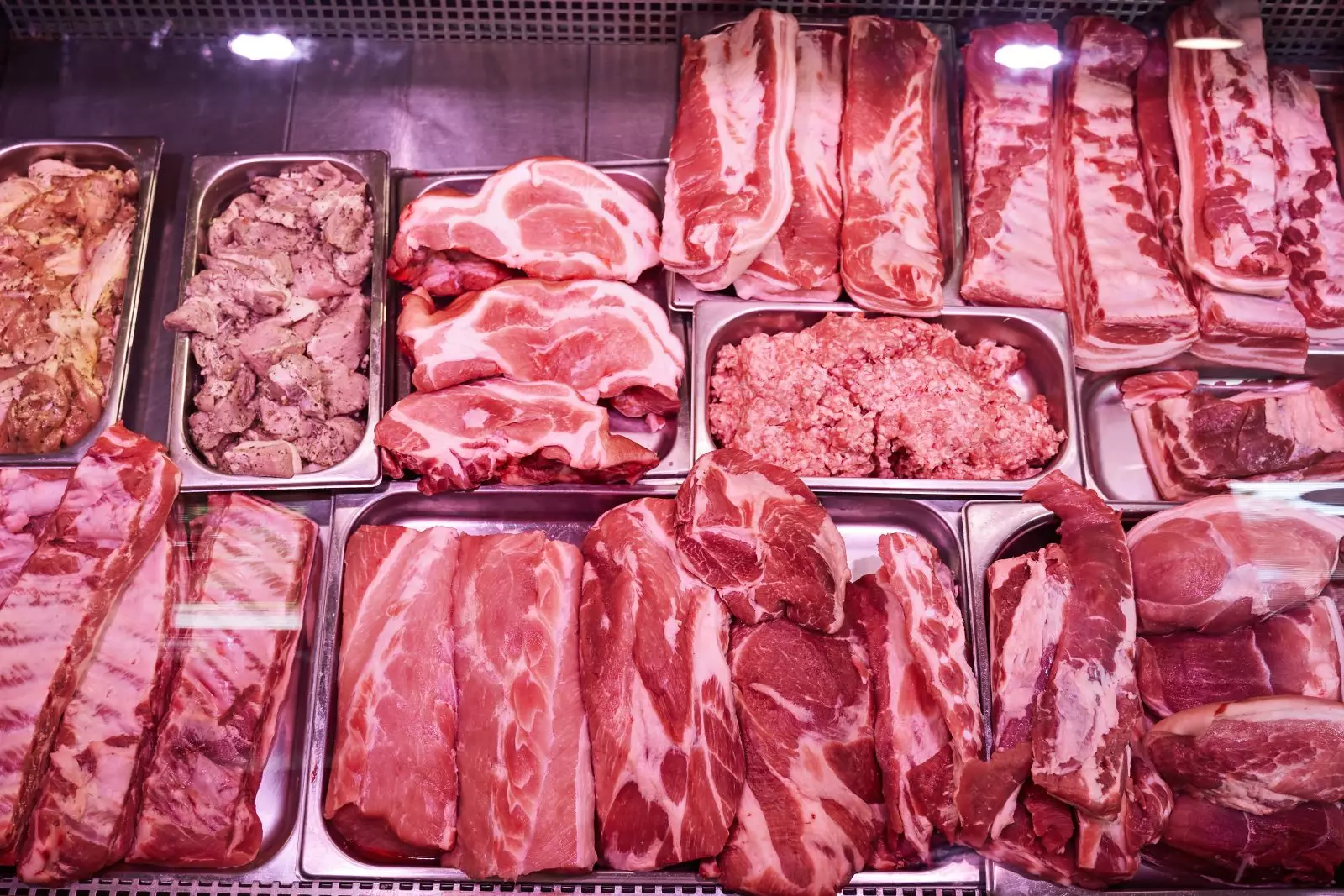 Muita carne vermelha e crua em um supermercado de carne Por fxquadro