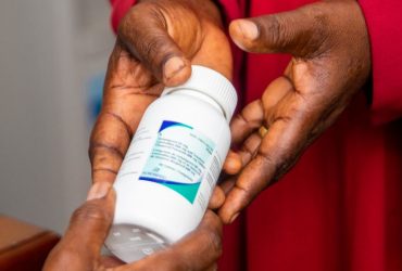Um paciente na Tanzânia recebe medicação antirretroviral para tratar o HIV. Foto de Daniel Msirikale para UNAIDS