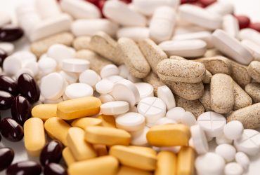 Vários comprimidos de medicamentos Por grafvision