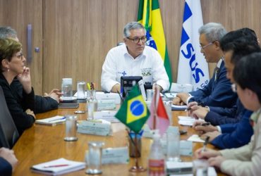 O ministro da Saúde, Alexandre Padilha e representantes chineses Foto de Rafael Nascimento para o Ministério da Saúde
