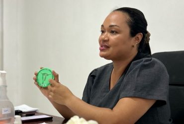 Profissional de saúde mostrando o DIU Foto: divulgação do Ministério da Saúde