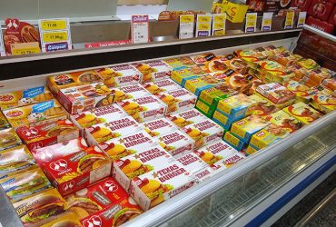 Alimentos ultraprocessados expostos em freezer no supermercado