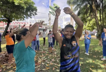 Imagem de acompanhantes se exercitando no jardim do hospital.