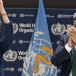 O diretor-geral da OMS, Tedros Ghebreyesus (à direita), e a copresidente INB, Anne Claire Amprou, da França (à esquerda), comemoram as conclusões das negociações.