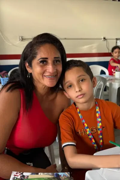 Regina Jardim ao lado do filho, Otávio