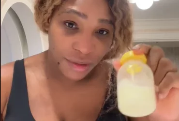 A tenista Serena Williams ao mostrar que usa seu leite materno para queimaduras de sol no TIKTOK