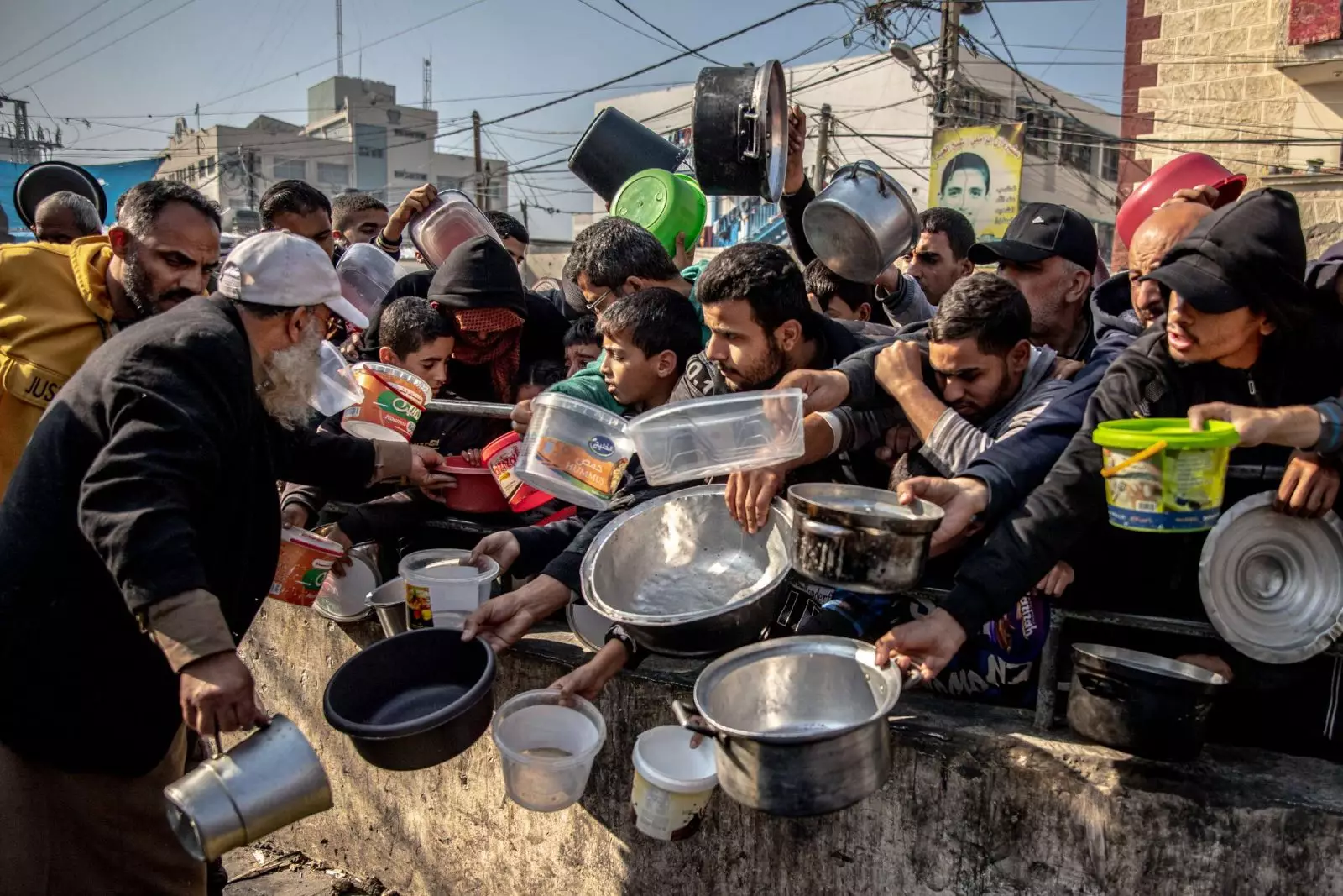 Pessoas deslocadas das suas casas à espera de comida no campo Al-Shaboura, no centro de Rafa, Gaza, de 17 a 18 de dezembro de 2023. Foto: OMS
