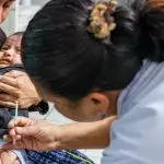 Uma criança de cinco meses recebe vacina em um centro de saúde em Alta Verapaz, Guatemala. | Foto de Patricia Willocq - UNICEF
