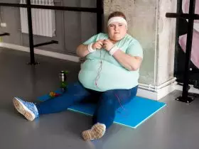 Mulher obesa fazendo uma pausa Por seventyfourimages
