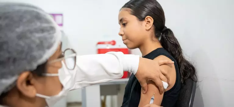 Criança tomando vacina | Foto de Julia Prado para Ministério da Saúde