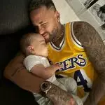 O jogador Neymar com sua filha Mavie