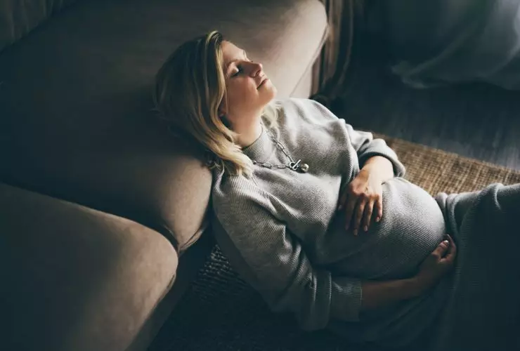 Retrato aconchegante de mulher grávida descansando em casa Por korneevamaha