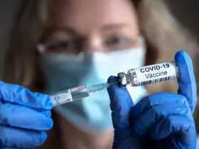 Profissional da saúde com uma dose da vacina contra o covid-19