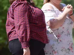 Duas mulheres que aparentam ter obesidade