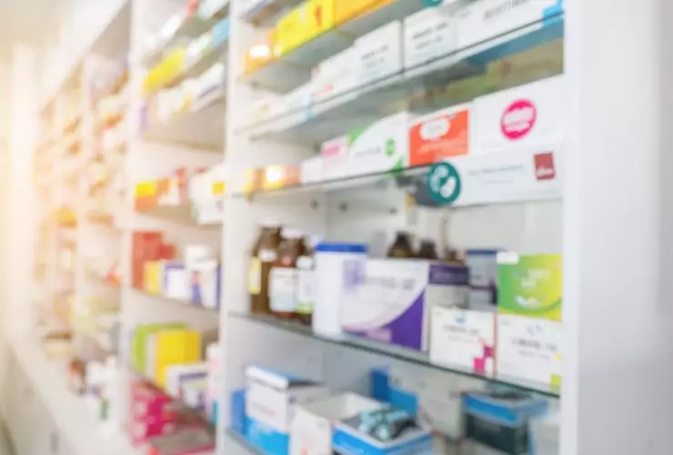 Visão embaçada da farmácia e do farmacêutico. Por tongpatong
