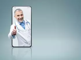 Um médico saindo da tela do smartphone