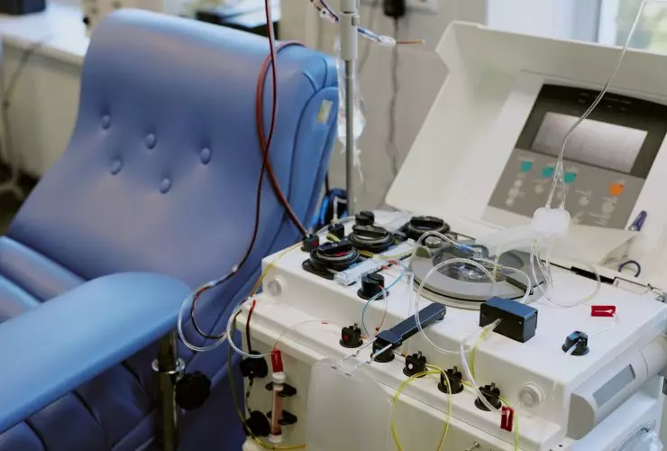 Equipamento médico para sessão de hemodiálise em sala de hospital Por AnnaStills