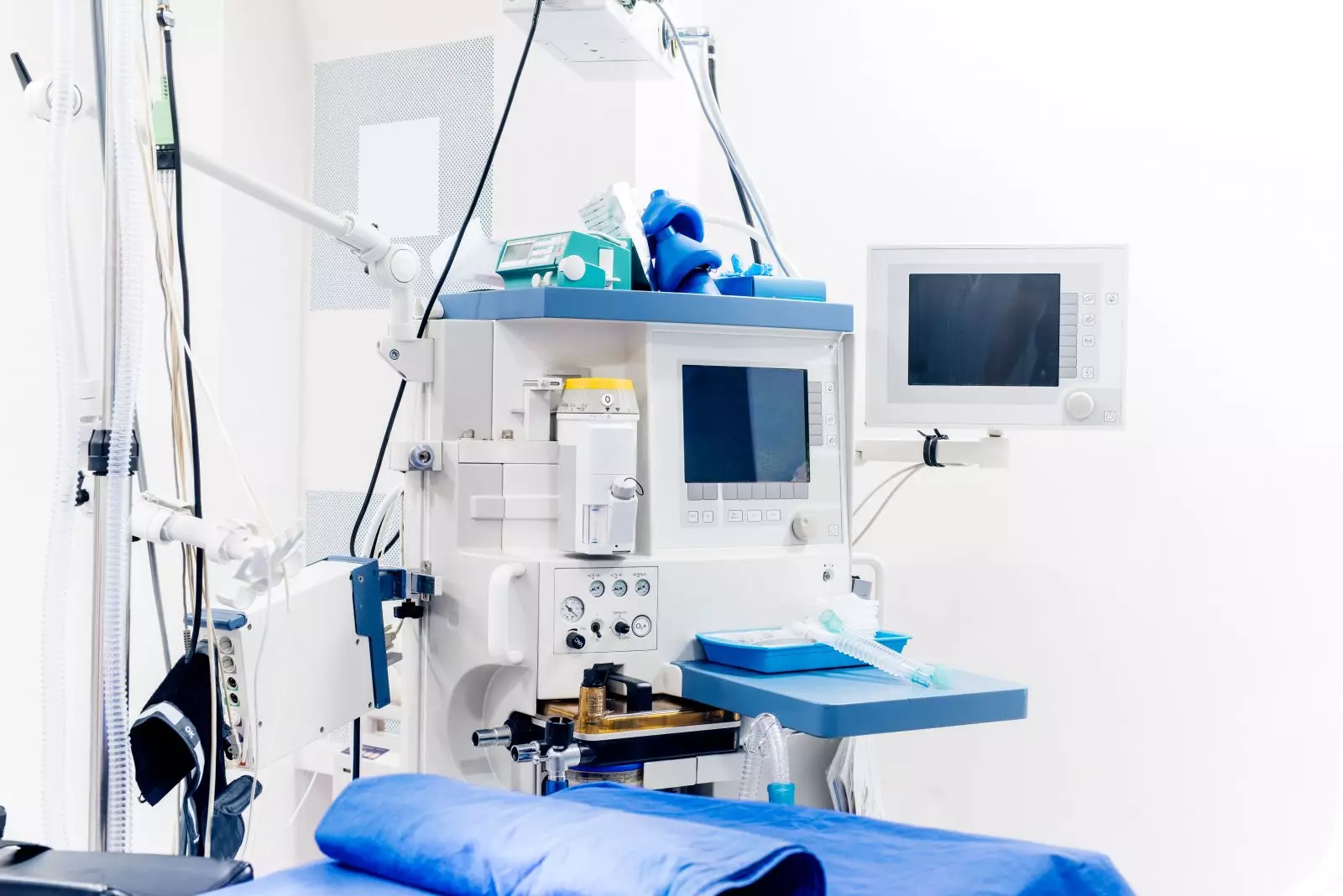Equipamento tecnológico moderno na sala de cirurgia. Detalhes do equipamento médico de suporte de cuidados de vida Por stockcentral