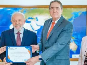 Presidente Lula e ministra da Saúde Nisia, recebendo certificado