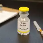 Frasco de vacina contra o vírus da dengue com seringa Por manjurulhaque