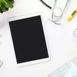 Tablet digital e instrumentos médicos na mesa Por kjekol