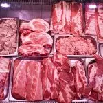 Muita carne vermelha e crua em um supermercado de carne Por fxquadro