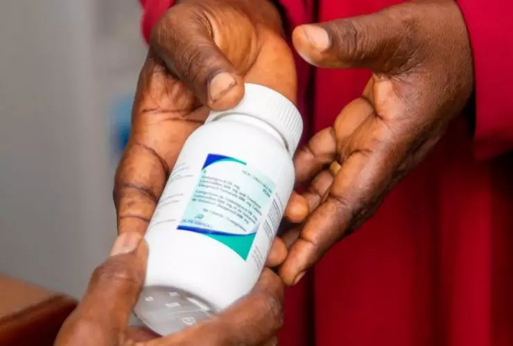 Um paciente na Tanzânia recebe medicação antirretroviral para tratar o HIV. Foto de Daniel Msirikale para UNAIDS