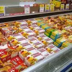 Alimentos ultraprocessados expostos em freezer no supermercado