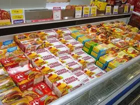 Alimentos ultraprocessados expostos em freezer no supermercado