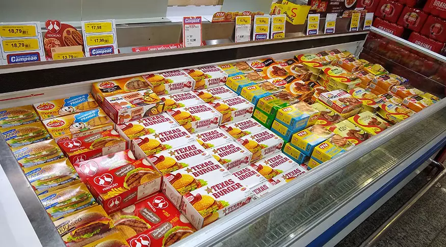 Alimentos ultraprocessados expostos em freezer no supermercado