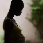 A gravidez na adolescência reflete "desigualdades fundamentais" persistentes na sociedade, com sérias repercussões físicas e psicológicas para meninas e mulheres jovens, insiste a agência de saúde da ONU. Foto de Frank Dejongh para UNICEF