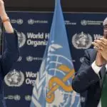 O diretor-geral da OMS, Tedros Ghebreyesus (à direita), e a copresidente INB, Anne Claire Amprou, da França (à esquerda), comemoram as conclusões das negociações.